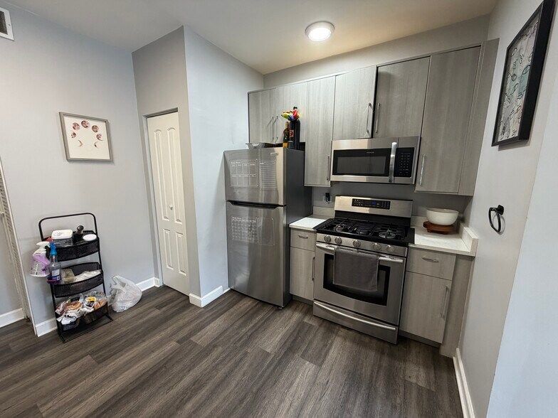 Building Photo - 3219 W Balmoral Ave