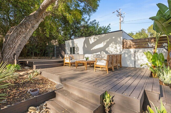 Building Photo - Upscale Downtown Living