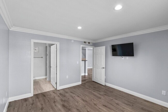 Building Photo - "Chic 3-Bed Townhouse with Granite Countertops on West Flamingo Road, Las Vegas!"