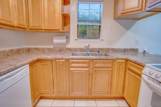 Building Photo - Completely updated 2 bedroom town home Loc...