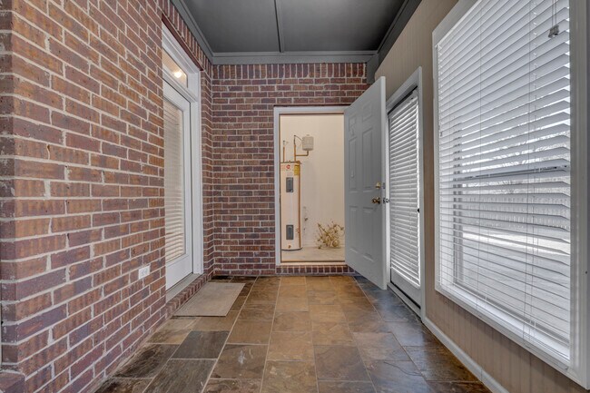 Building Photo - 3105 Vintage Way