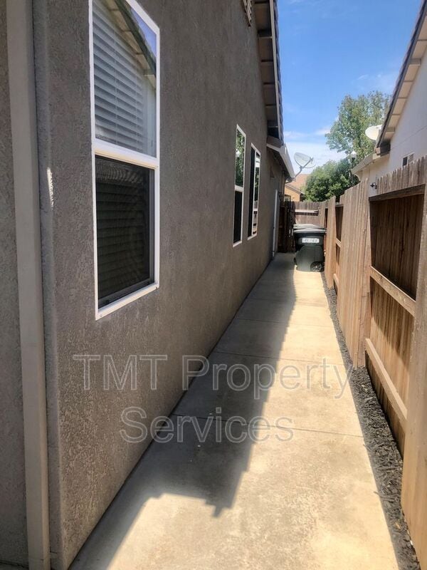 Building Photo - 2362 Dunsley Cir