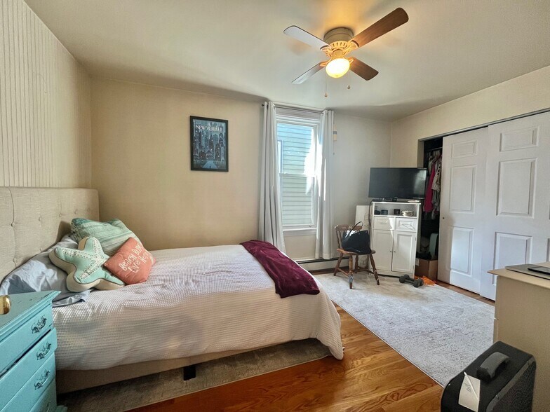 Building Photo - 716 E 6th St