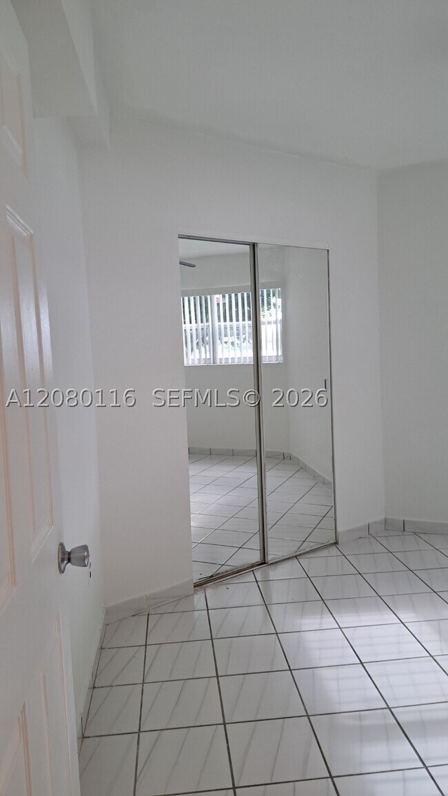 Building Photo - 1667 NE Miami Gardens Dr
