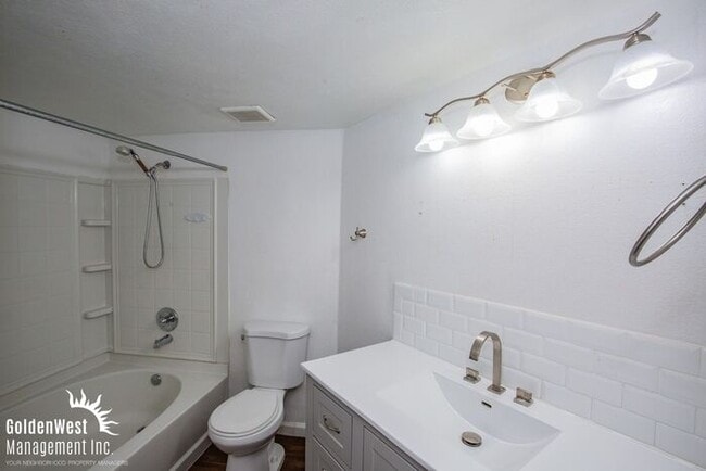 Building Photo - Newly Renovated 3Bdm 2Ba Condo Conveniently Located