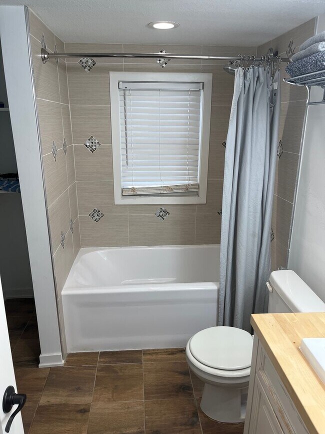 Building Photo - Three Pearls