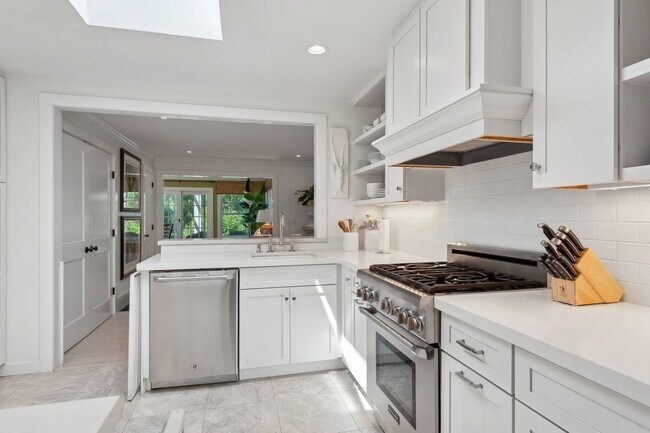 Building Photo - 35 Harris Ln