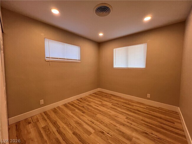 Building Photo - 2624 E Brady Ave