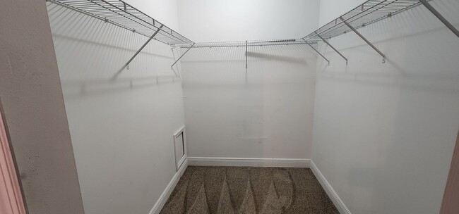 Building Photo - 3 Bedroom 2 Bath Lakefront Townhouse