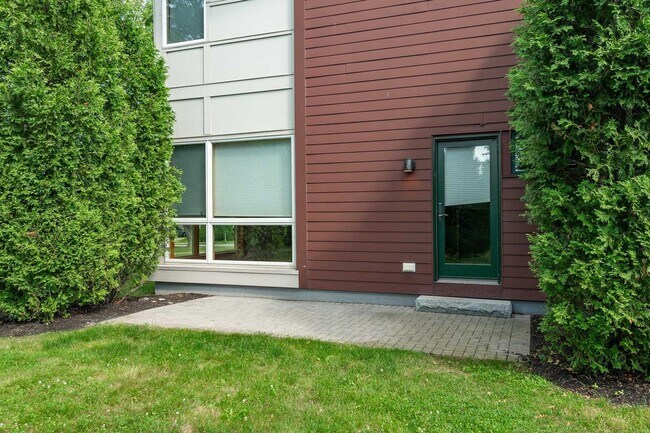 Building Photo - 659 Dennett St