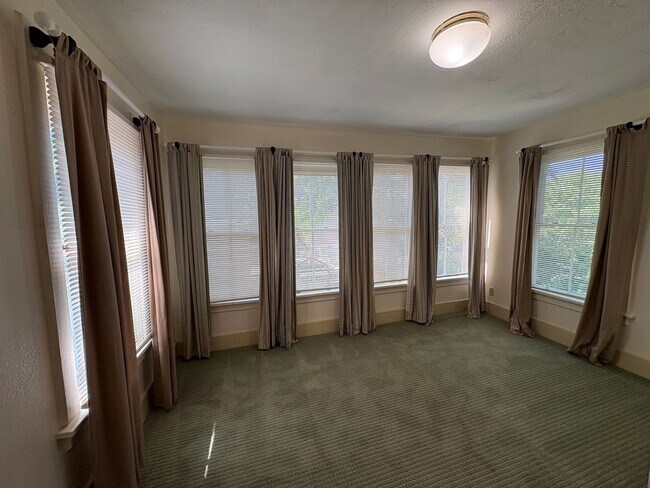 Building Photo - 4 bedroom 2 bathroom Historic Home Downtown Manhattan KS