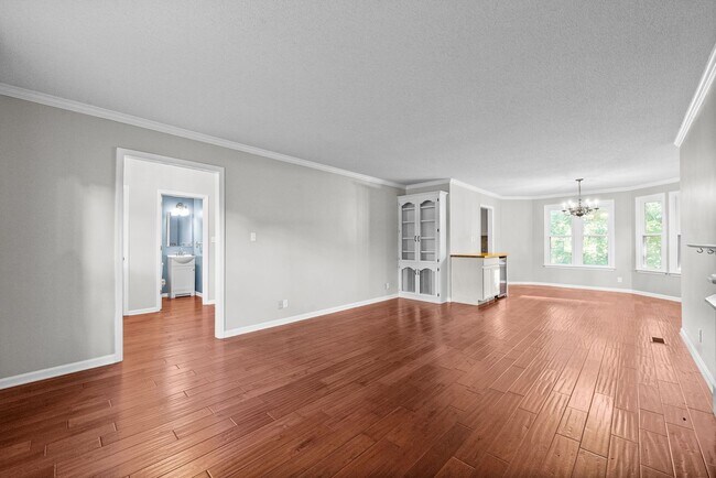 Building Photo - Pet Friendly Three Bedroom!