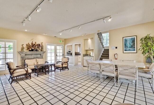 Building Photo - Beautiful and spacious 3 bedroom 2.5 bath ...