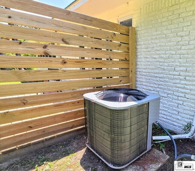 Building Photo - 923 Fortune Dr