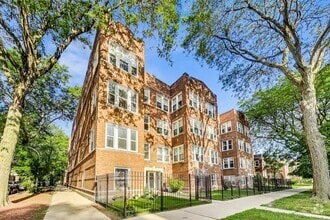Building Photo - Gorgeous 2 Bed, Plus Sunroom/Office, 1 Bat...