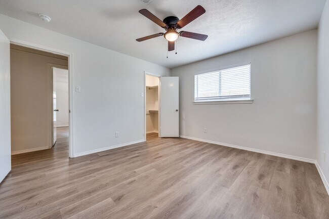 Building Photo - 1710 Green Oaks Dr