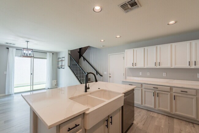 Building Photo - 1057 S Deerfield Ln