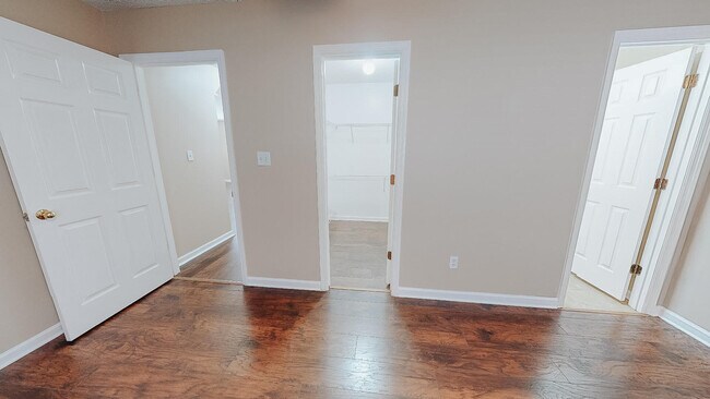 Building Photo - 101 Queens Ct