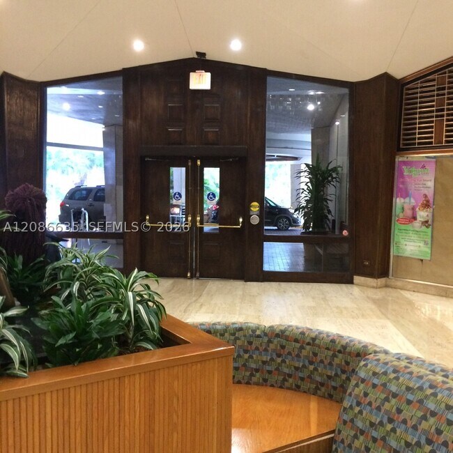 Building Photo - 905 Brickell Bay Dr