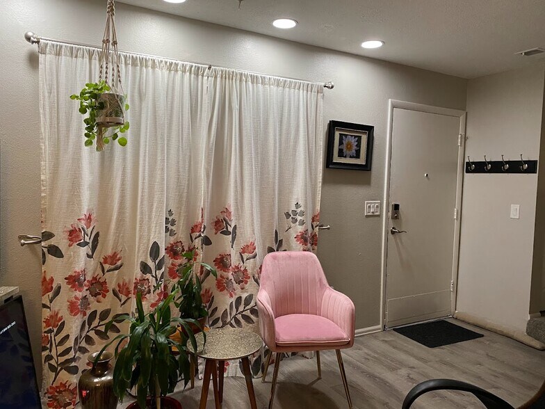 Living room - 421 S Balsam St