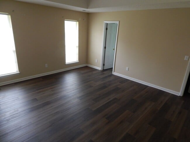 Building Photo - 3 bedroom 2 1/2 Bath brick single family home in Covil Estates just around the corner from Mayfaire.