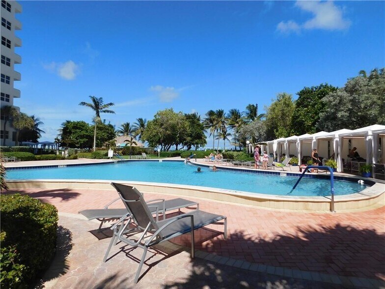 Building Photo - 3001 S Ocean Dr