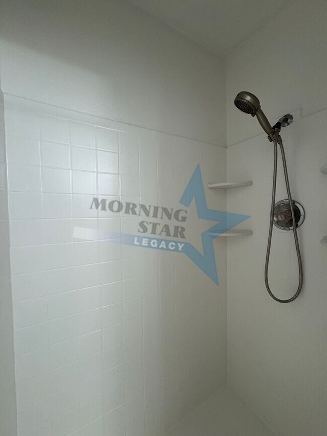 Building Photo - Hurry Leasing Special!! 3-Bedroom Home