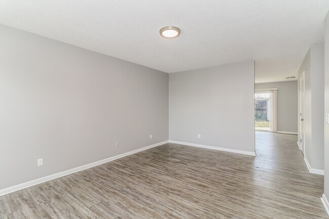 Building Photo - Stunning 3 Bedroom with Spacious Backyard