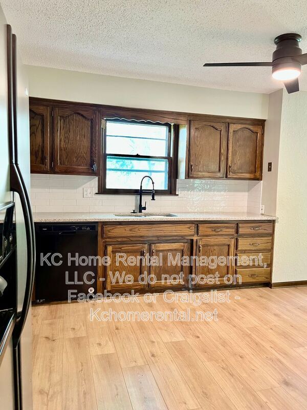 Building Photo - 3868 SW Harbor Dr