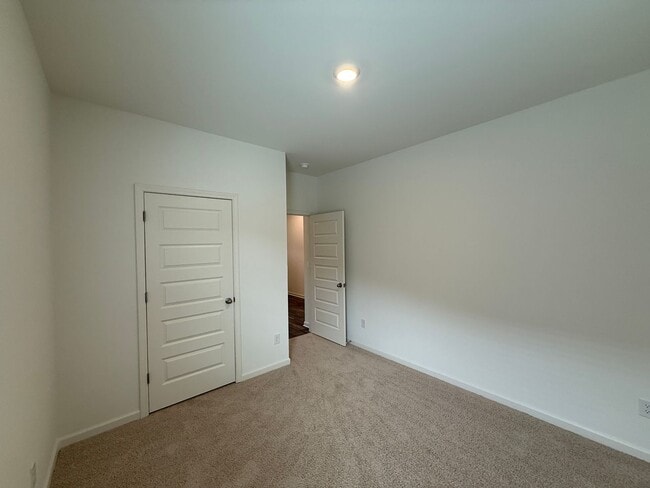 Building Photo - Springville Schools One Level 4 Bedroom / 3 Bathroom/ 3 Car Garage