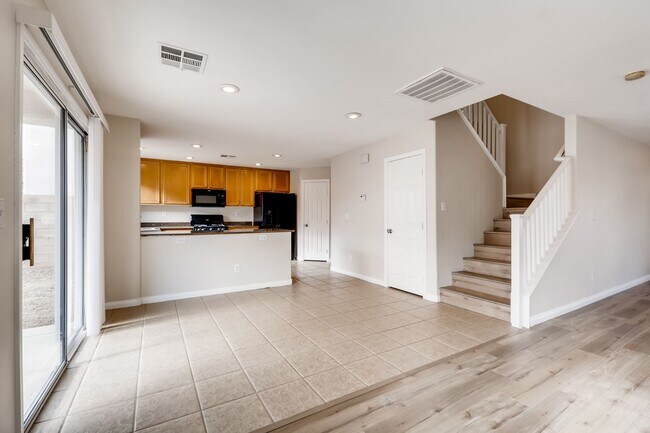 Building Photo - Beautiful 3 bedroom, 2.5 bath 2 story home!