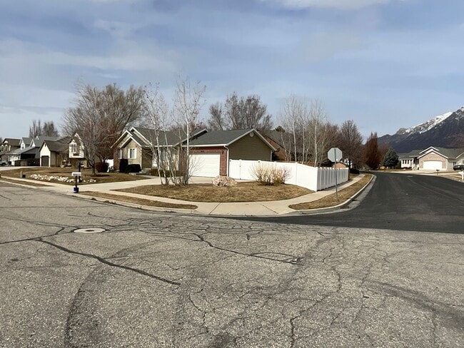 Building Photo - 842 E 1850 N
