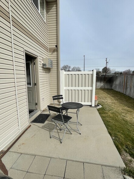 Building Photo - 825 S Cole Rd