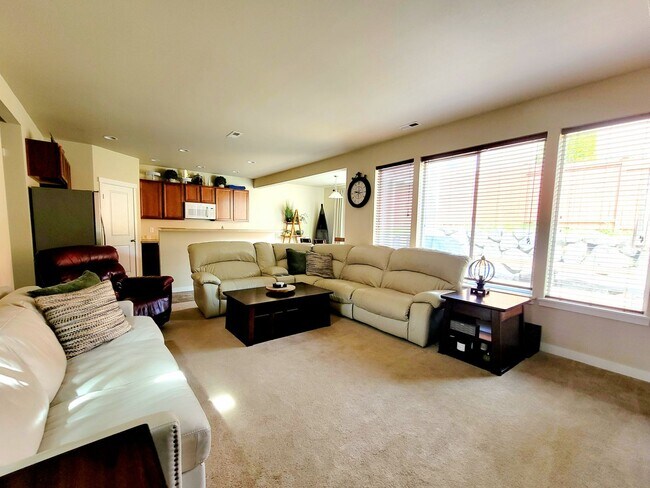 Building Photo - Bright, Spacious 4 bedroom in Poulsbo