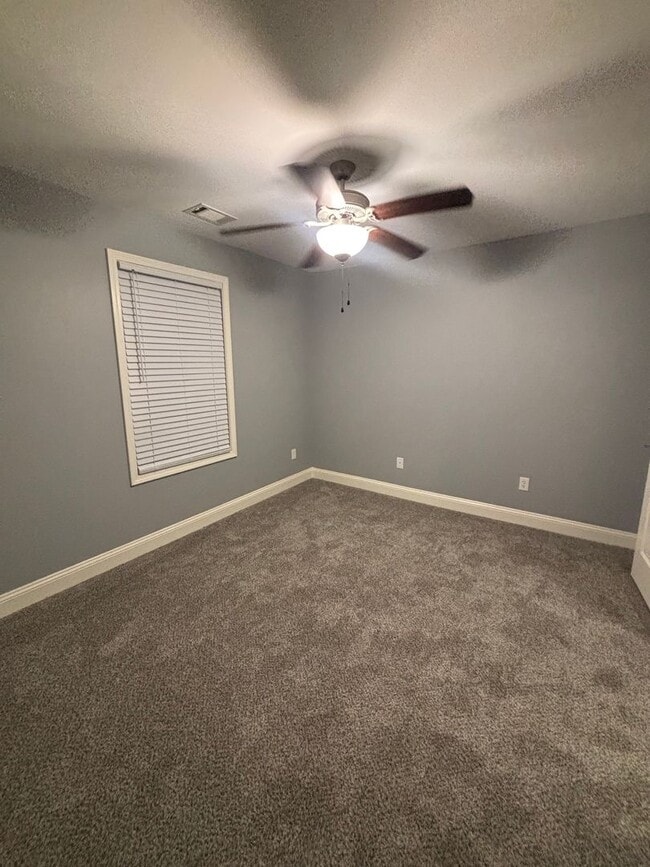 Building Photo - Charming & Spacious Three Bedroom, Two Bathroom Single Family Home