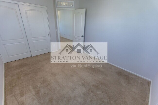 Building Photo - 928 S Hawk Ln