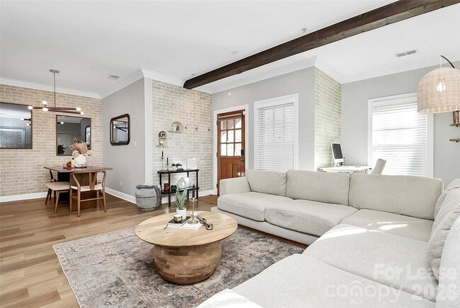 Building Photo - 105 S Summit Ave