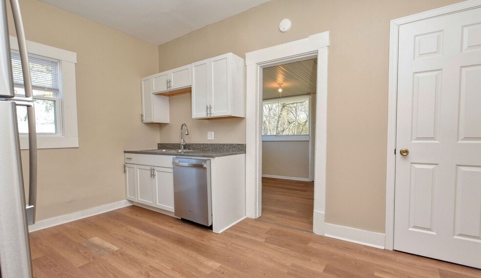 Building Photo - Newly Remodeled 3BR/1.5BA Townhome - Bates Hendricks