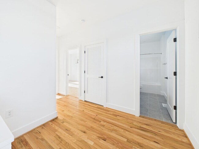 Building Photo - 907 Bainbridge St