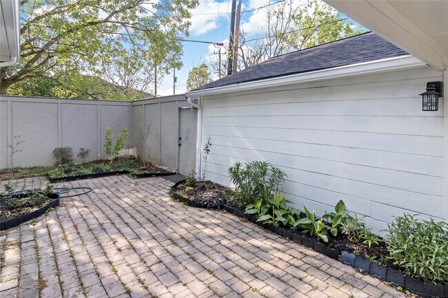 Building Photo - 2530 Wordsworth St