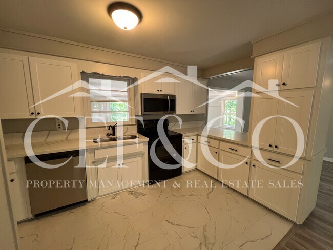 Building Photo - 421 Zellen Dr