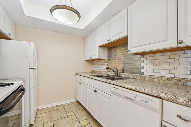 Building Photo - 610 Indian Rocks Rd N