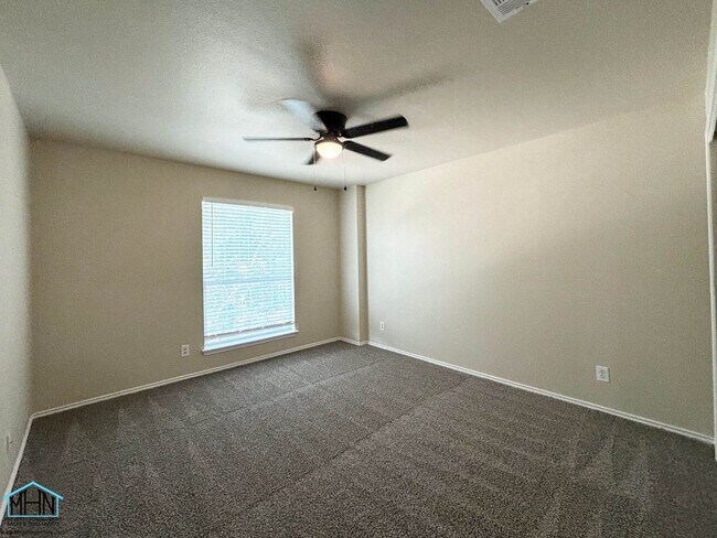 Building Photo - Big & Beautiful 5 bed/3.5 bath 2 Story hom...