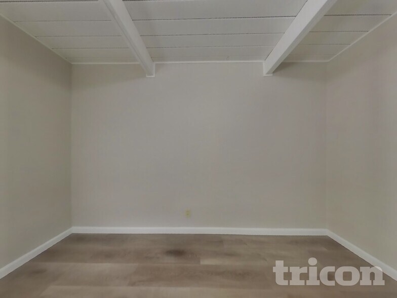 Building Photo - 1475 Knights Row