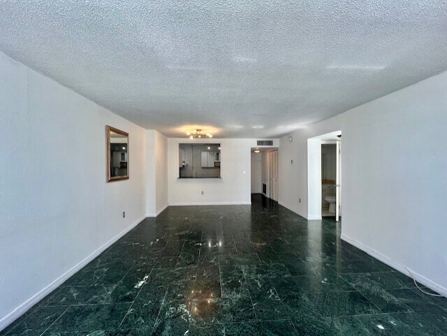 Building Photo - 2016 Bay Dr