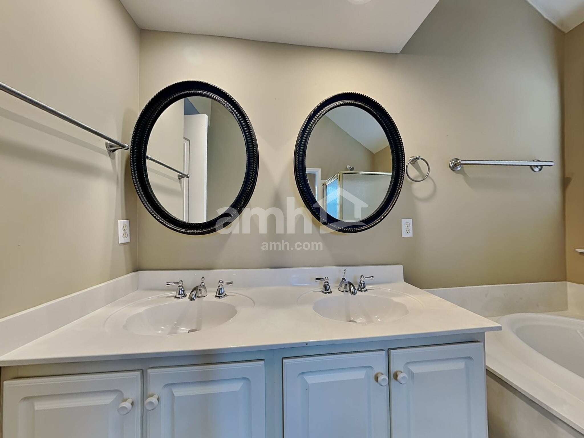 Building Photo - 105 Woodland Dr