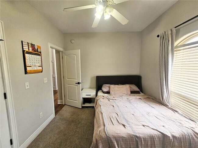 Building Photo - 3803 SW Kite Dr