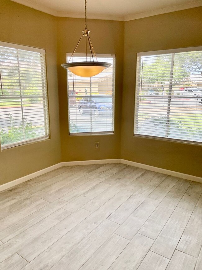 Building Photo - Stunning 3 Bedroom Condo In Scottsdale!