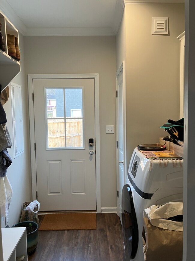 Building Photo - 407 6th St