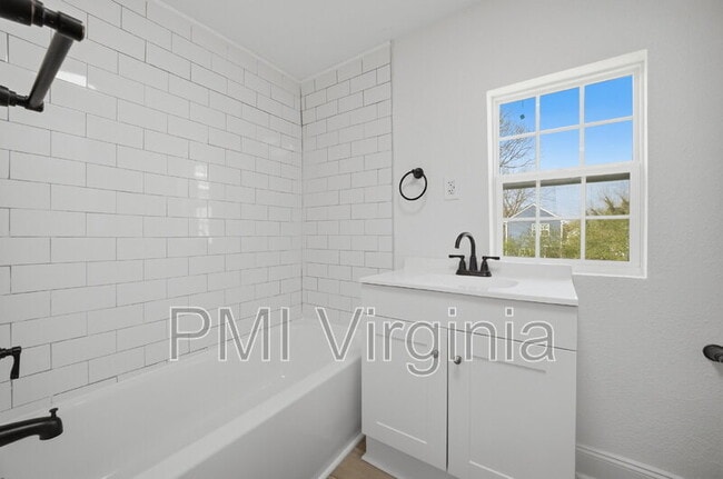 Building Photo - 307 N 4th St